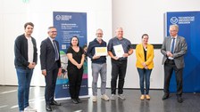 Lehrkräfte und Partner bei der Ehrung der Schule 