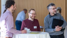 Vertreter:innen von Schulen und Universität im Austausch 