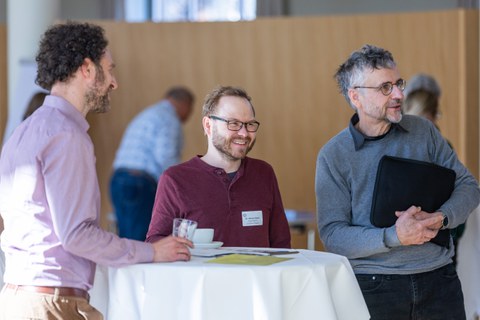 Vertreter:innen von Schulen und Universität im Austausch 