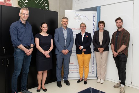 Unterzeichnung Kooperationsvereinbarung mit Vertreter:innen aus Schule und Universität