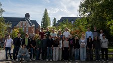 Gruppenfoto der Teilnehmenden. Auf einer Wiese, mit Bäumen im Hintergrund.