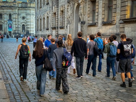 eine Gruppe Jugendlicher in der Dresdner Altstadt