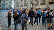 eine Gruppe Jugendlicher in der Dresdner Altstadt