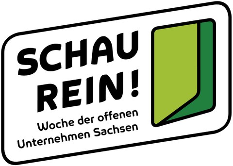 Logo. Auf der linken Seite ist "SCHAU REIN!" zu lesen, darunter "Woche der offenen Unternehmen Sachsen". Rechts ist ein zweifarbiges Symbol. Text und Symbol sind mit einer schwarzen Linie umrandet, wodurch sich ein Rechteck mit abgerundeten Ecken ergibt.