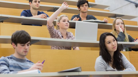 Student:innen im Hörsaal.