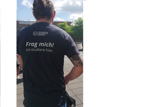 Student mit TU Shirt frag mich