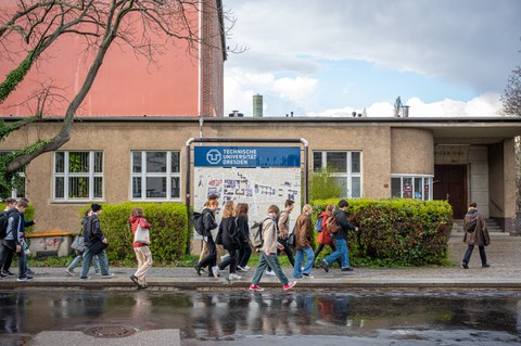 Foto von Frühstudierenden auf der Mommenstraße.