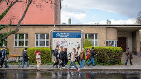 Foto von Frühstudierenden auf der Mommenstraße.