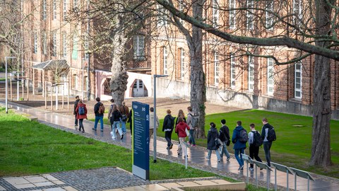 Bild des Campusrundgangs zum Frühstudium im Jahr 2023.