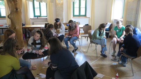 Foto der Schülerinnen in Kleingruppen-Diskussionen.