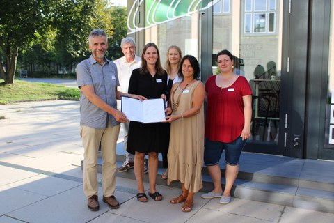 Gruppenbild von Prof. Kobel und Verteter:innen der Semperschulen mit dem unterzeichneten Kooperationsvertrag.