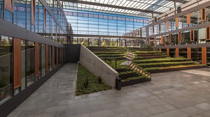 Foyer des Neubaus der Biologischen Institute der TU Dresden. Darin wachsen zahlreiche Pflanzen.