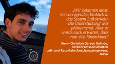 Foto von einem lächelnden Mann in einem Cockpit, rechts eine orangefarbene Shape mit Zitat, was er im Studium Verkehrswissenschaften gelernt hat.