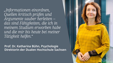 Ein Foto von einer Frau in gelbem Sakko, linksseitig graue Shape mit Zitat, welche Fähigkeiten sie im Psychologie Studium gelernt hat.