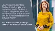 Ein Foto von einer Frau in gelbem Sakko, linksseitig graue Shape mit Zitat, welche Fähigkeiten sie im Psychologie Studium gelernt hat.