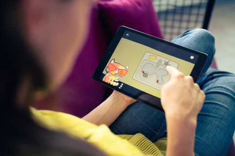 Kind mit Tablet in der Hand