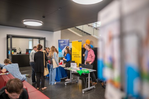 Interessierte sammeln sich vor einem Stand des International Office, um sich zu informieren