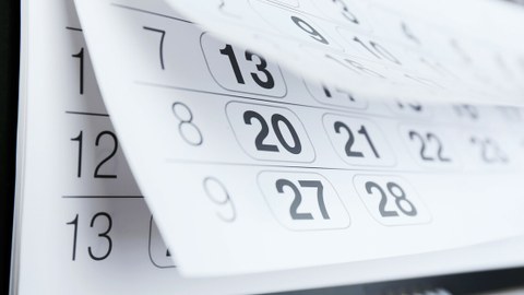 Foto zeigt, wie Kalenderseiten eines Monatskalenders umgeblättert werden