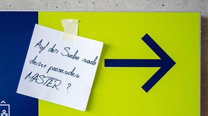 Wegweißer mit Pfeil nach rechts und Zettel mit Aufschrift "Auf der Suche nach dem passenden Master?"