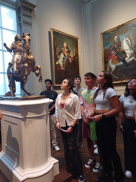 Schüler schauen auf eine Statue von August dem Starken