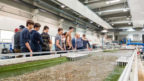 Studieninteressierte besichtigen das Wasserbaulabor während der Projektwoche zur Sommeruniversität 2018