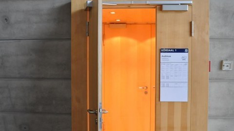 Das Foto zeig einen Eingang zum "Audimax" im Hörsaalzentrum der TU Dresden. 