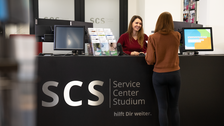  Theke des Service-Center-Studium im Foyer des Fritz-Foerster-Baus