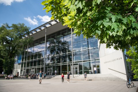 Exterior view of Hörsaalzentrum (lecture hall center) at TU Dresden in summer
