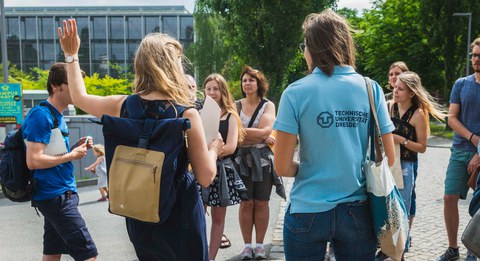 Schüler an Orientierungstafel auf dem Campus der TU Dresden
