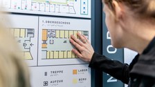 Gebäudeplan mit Blindenschrift im einem Gebäude der TU Dresden