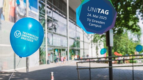 Blick auf das HSZ mit blauem Ballon und TUD-Logo