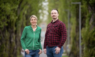 You can see Antonia Zacharias-Weihs and Konrad Schrötter. They are smiling at the camera. It's the group photo of the summer university team.