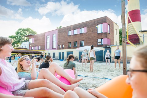 Schülerinnen lachen am Citybeach