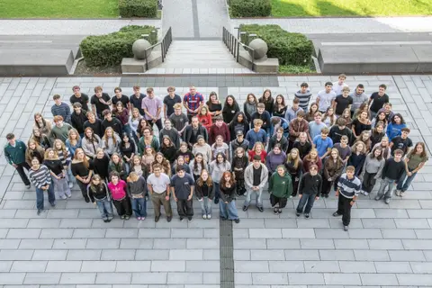 Gruppenfoto Auftaktveranstaltung 26_27.jpg