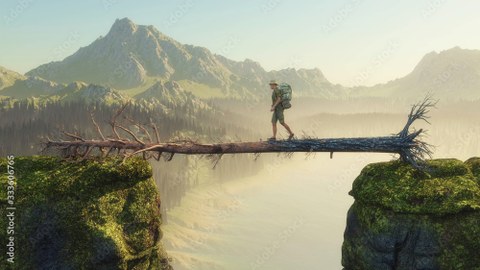 Eine grüne Landschaft mit Bergen, im Vordergrund ein Mann mit Wanderklamotten, welcher einen umgekippten Baum als Brücke benutzt. 