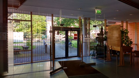 Orangene und schwarze Streifen als  Vogelschut-Probebeklebung im Judeich-Bau in Tharandt von innen fotografiert.