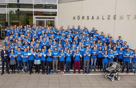 Das Team der TU Dresden vor dem Hörsaalzentrum