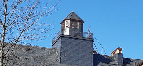 geöffneter Turmfalkenkasten am Fritz-Förster-Bau