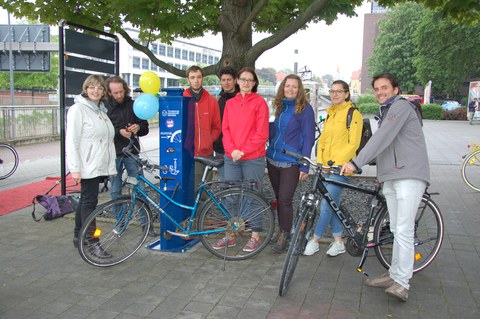 Einweihung der Fahrradservicestation vor dem HSZ