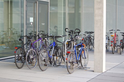 Fahrräder in den neuen Fahrradparkern im Innenhof der Neubaus Chemische Institute