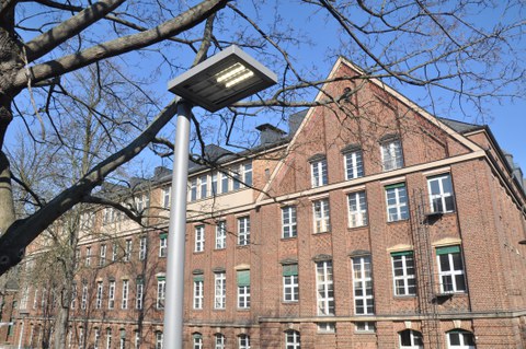 neue eckige Leuchten mit LED für die Außenbeleuchtung am Campus