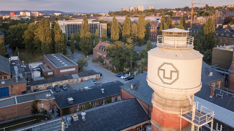 Blick von oben auf den Campus der TU Dresden mit dem Wasserturm des Mollier-Baus im Vordergrund