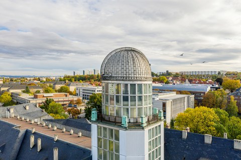 Aerial view of the TU Dresden campus with the Beyer-Bau tower in front of the campus