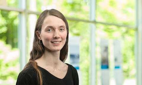 Portraitfoto: freundlich lächelnd, lange glatte Haare