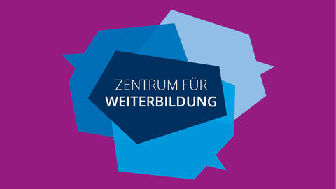 Auf einem magentafarbenen Hintergrund sind drei unregelmäßig eckige Sprechblasen in verschiedenen Blautönen. In der Mitte steht "Zentrum für Weiterbildung" 