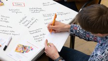 Beschriftung eines mit PApier bespannten Tisches