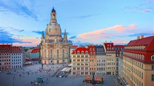 Fotoaufnahme Neumarkt mit Frauenkirche bei Abenddämmerung