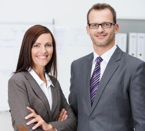Doppelkarrierepaar Mann und Frau in Businesskleidung