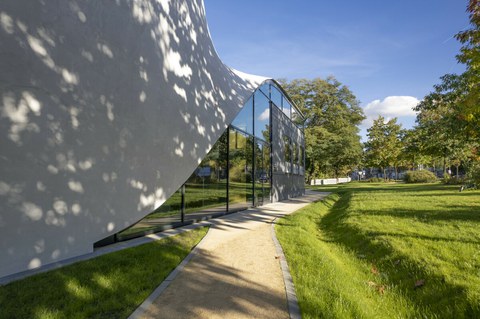 Das Foto zeigt das Carbonbetonhaus Cube auf dem Campus im Herbst.