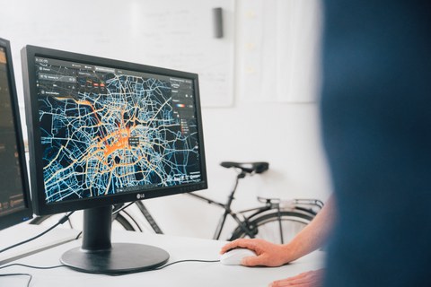 Computer mit Fahrrad im Hintergrund